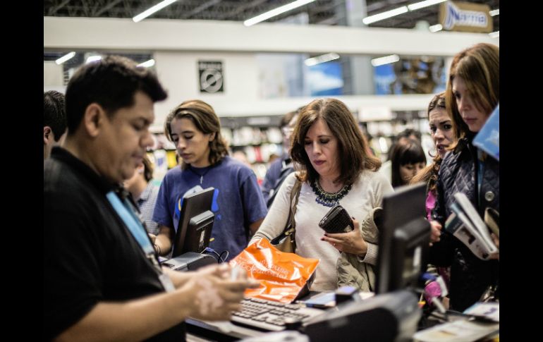 Jóvenes, adultos y estudiantes disfrutan de las diversas editoriales que hay en la FIL. EL INFORMADOR / A. Hernández