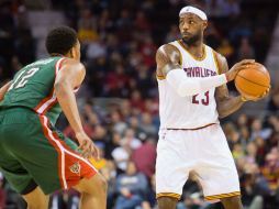 LeBron James de los Cavaliers bajo presión en el Quicken Loans Arena de Cleveland, Ohio. AFP /  J. Miller