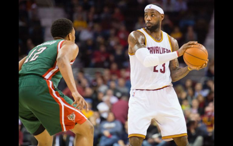 LeBron James de los Cavaliers bajo presión en el Quicken Loans Arena de Cleveland, Ohio. AFP /  J. Miller