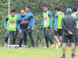 Humberto Suazo  (de frente) encabeza el entrenamiento de Monterrey. MEXSPORT /  J. Martinez