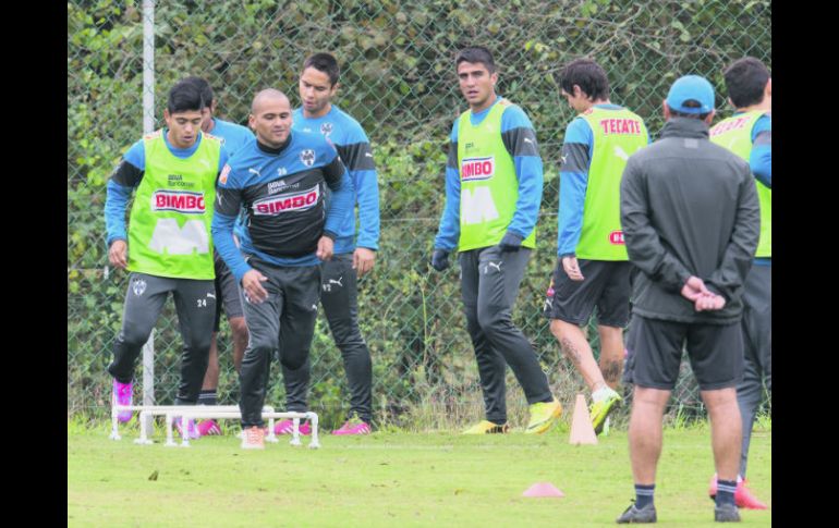 Humberto Suazo  (de frente) encabeza el entrenamiento de Monterrey. MEXSPORT /  J. Martinez