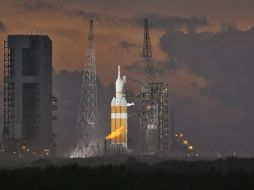 El fuerte viento y un problema en una válvula de combustible obligaron a posponer el despegue. AP / C. O' Meara