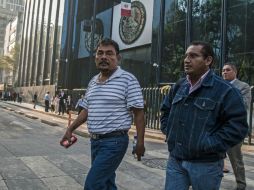 Felipe de la Cruz y el abogado Vidulfo Rosales, al salir de la PGR. En la reunión también estuvo Osorio Chong y Rubido García. SUN / P. Juárez