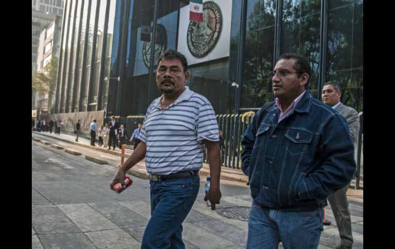 Felipe de la Cruz y el abogado Vidulfo Rosales, al salir de la PGR. En la reunión también estuvo Osorio Chong y Rubido García. SUN / P. Juárez