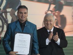 El entrenador Iván Bautista al momento de recibir el PND 2014. MEXSPORT / J. Ramírez