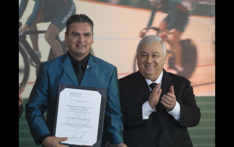 El entrenador Iván Bautista al momento de recibir el PND 2014. MEXSPORT / J. Ramírez