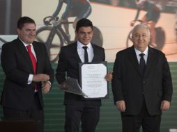 El tapatío Rodrigo Diego (centro) recibe el Premio Nacional del Deporte 2014. Lo acompañan Jesús Mena y Emilio Chuayffet (derecha). MEXSPORT / J. Ramírez