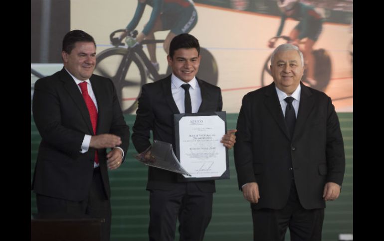 El tapatío Rodrigo Diego (centro) recibe el Premio Nacional del Deporte 2014. Lo acompañan Jesús Mena y Emilio Chuayffet (derecha). MEXSPORT / J. Ramírez