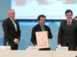 Durante la ceremonia: el presidente de la FIL Raúl Padilla (i), el homenajeado Mauricio Rocha (c) y el rector Tonatiuh Bravo (d). EL INFORMADOR / A. Hinojosa