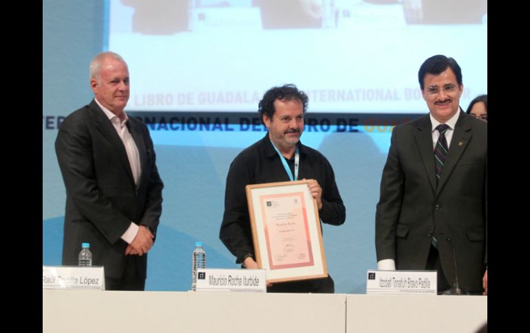 Durante la ceremonia: el presidente de la FIL Raúl Padilla (i), el homenajeado Mauricio Rocha (c) y el rector Tonatiuh Bravo (d). EL INFORMADOR / A. Hinojosa