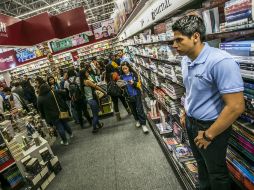 Recientemente, algunos de los servidores fueron colocados en pasillos y stands para vigilar y evitar robo de libros. EL INFORMADOR / A. Hernández