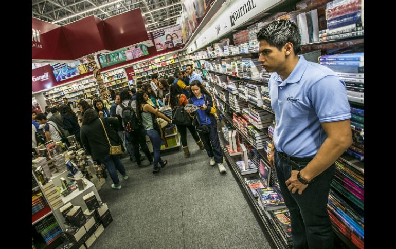 Recientemente, algunos de los servidores fueron colocados en pasillos y stands para vigilar y evitar robo de libros. EL INFORMADOR / A. Hernández