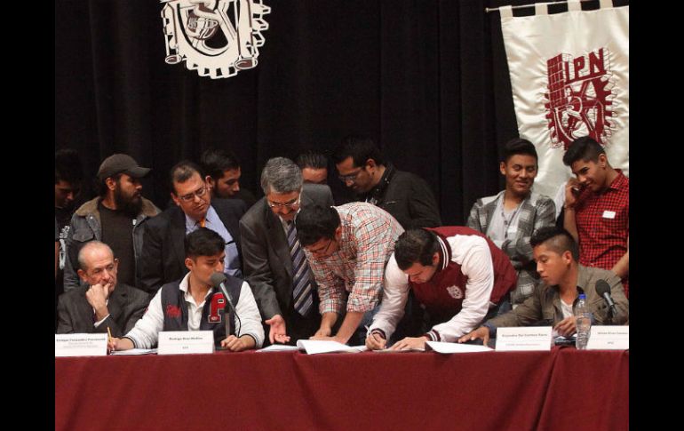 Miembros de la Asamblea General Politécnica y el director Enrique Fernández (izquierda), durante la firma de los ocho acuerdos. SUN / A. Hernández