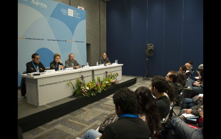 Ignacio Padilla, Mario Delgado, Hebe Uhart, Alberto Chimal y Luis Jorge Boone durante el encuentro de cuentistas. EL INFORMADOR / J. Mendoza