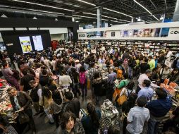 Aspecto de la gente en uno de los stands durante la venta nocturna. EL INFORMADOR / A. Hernández