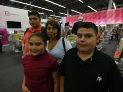 Por tarea y por gusto, esta familia caminó por tres horas en la FIL y gastaron cerca de cien pesos en libros. EL INFORMADOR / A. Hernández