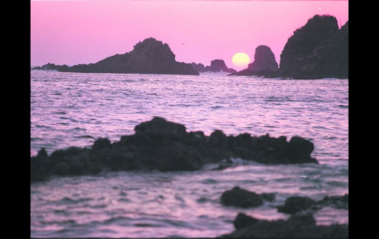 El Sol se pone en el horizonte de Playa Careyes. Una vista por la que bien vale la pena suspirar. EL INFORMADOR /