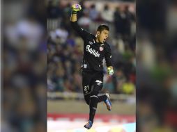 Jesús Alejandro Gallardo, portero de Necaxa, festeja uno de los goles del encuentro. MEXSPORT / A. Macías