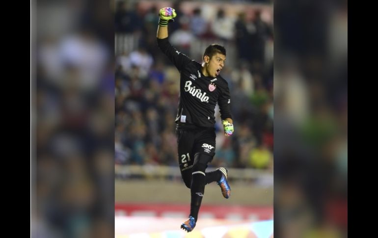 Jesús Alejandro Gallardo, portero de Necaxa, festeja uno de los goles del encuentro. MEXSPORT / A. Macías