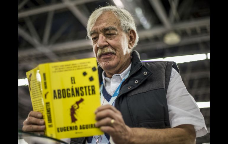 Eugenio Aguirre trae su libro bajo el brazo y está listo para encarar una buena charla entre amigos. EL INFORMADOR / A. Hernández