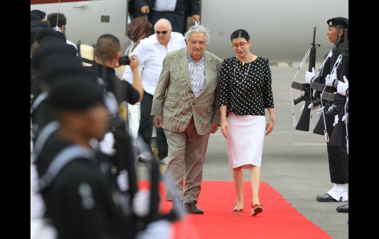 El presidente uruguayo, José Mujica, y Alicia Bárcena llegan al puerto. EFE / M. Guzmán