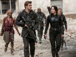 La cinta, protagonizada por Liam Hemsworth (i) y Jennifer Lawrence (d), no ha logrado recaudar las cifras de los episodios previos. ESPECIAL / thehungergamesexplorer.com