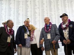 Donar Stratton, Louis Conter, John Anderson y Lauren Bruner hablan con la gobernadora de Arizon Jan Brewer durante la ceremonia. AFP / K. Nishimura