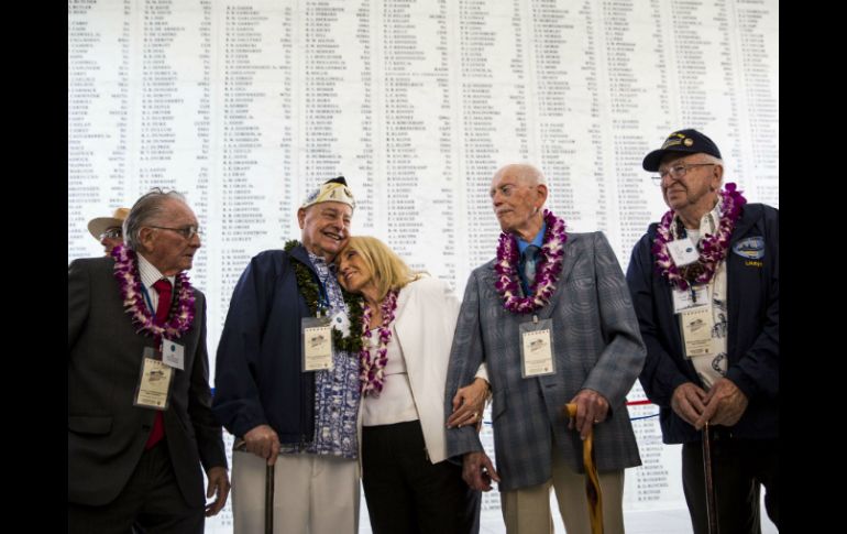 Donar Stratton, Louis Conter, John Anderson y Lauren Bruner hablan con la gobernadora de Arizon Jan Brewer durante la ceremonia. AFP / K. Nishimura