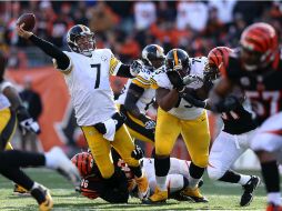 Ben Roethlisberger lanza un pase para touchdown de 94 yardas, es el más largo de la NFL en esta temporada. AFP / A. Lyons