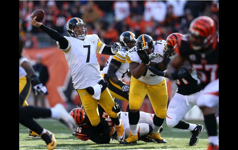 Ben Roethlisberger lanza un pase para touchdown de 94 yardas, es el más largo de la NFL en esta temporada. AFP / A. Lyons