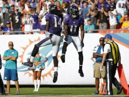 Los receptores Kamar Aiken y Marlon Brown celebran un touchdown. AFP / C. Trotman