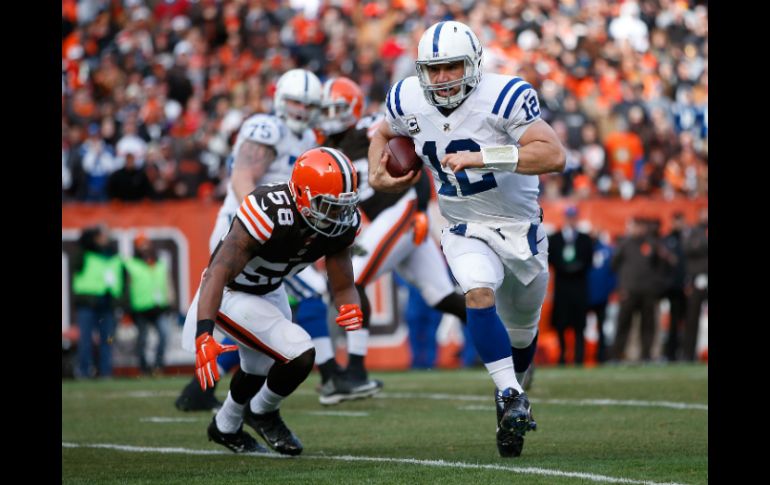 Andrew Luck, mariscal de Indianápolis, lanza dos pases de touchdown a cambio de dos intercepciones. AFP / J. Robbins