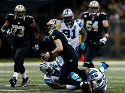 Drew Brees (9) de los Santos de Nueva Orleans es saqueado por los defensas de los Panteras de Carolina durante el partido. AFP / S. Gardner