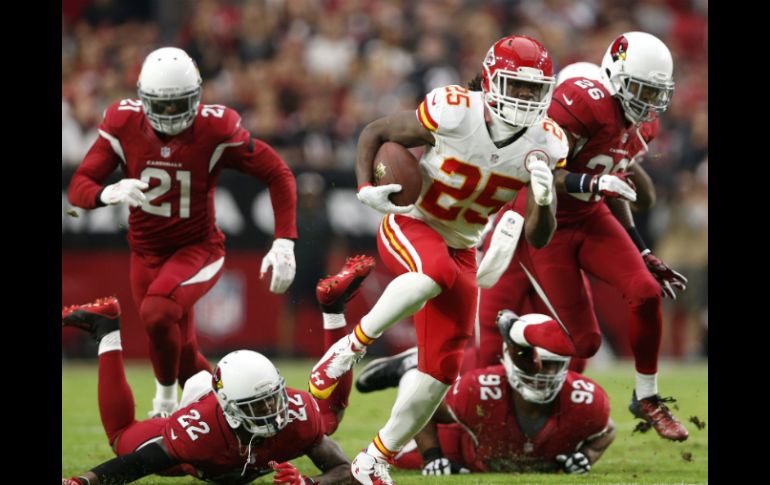 Jamaal Charles (25) de los Jefes anotó dos veces gracias a una escapada de 63 yardas y un pase de 18 por parte de Alex Smith. AFP / C. Petersen