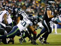 LeSean McCoy (25) de los Águilas de Filadelfia suelta un balón que es recuperado por KJ Wright (50) de los Halcones Marinos de Seattle. AFP / A. Bello