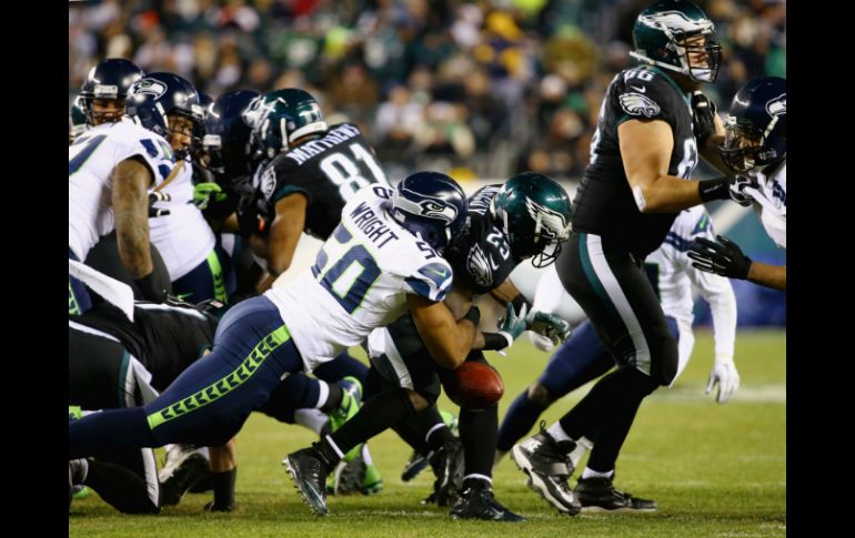 LeSean McCoy (25) de los Águilas de Filadelfia suelta un balón que es recuperado por KJ Wright (50) de los Halcones Marinos de Seattle. AFP / A. Bello