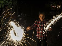 Es preferible usar juegos pirotécnicos de luces y que los niños sólo los utilicen cuando tengan supervisión adulta. EL INFORMADOR / ARCHIVO