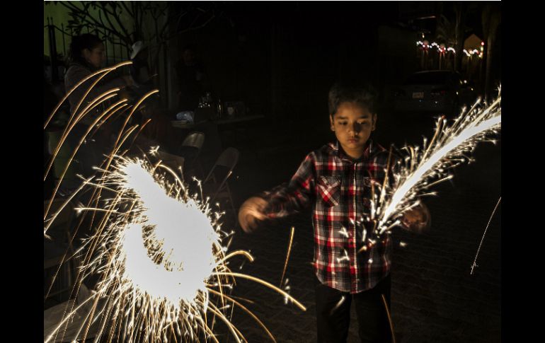 Es preferible usar juegos pirotécnicos de luces y que los niños sólo los utilicen cuando tengan supervisión adulta. EL INFORMADOR / ARCHIVO