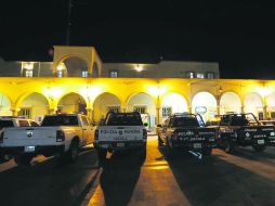 Plaza. Las patrullas, en fila ayer durante el desarme de los policías municipales. EL INFORMADOR / A. Hernández