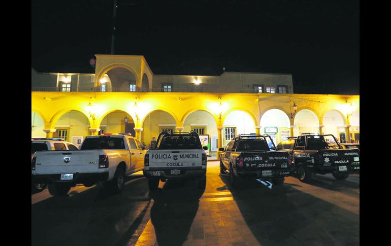 Plaza. Las patrullas, en fila ayer durante el desarme de los policías municipales. EL INFORMADOR / A. Hernández