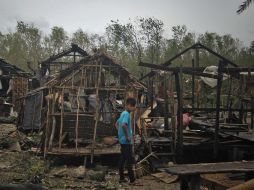 Un joven observa el paso destructivo que dejó el paso del tifón ''Hagupit''. AFP / V. Go