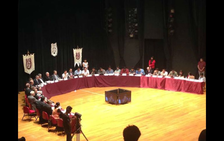 Durante casi ocho horas, los estudiantes presentan al directos los pliegos petitorios interinos de cada escuela del IPN. SUN / ARCHIVO