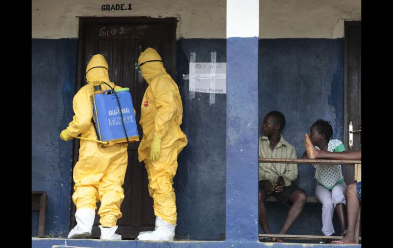 Cientos de trabajadores de salud se han contagiado de ébola en Liberia,Guinea y Sierra Leona. AP / J.Delay