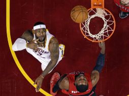 LeBron James, de Cavaliers de Cleveland, dispara sobre la defensa de los Raptors de Toronto. AP / M. Duncan