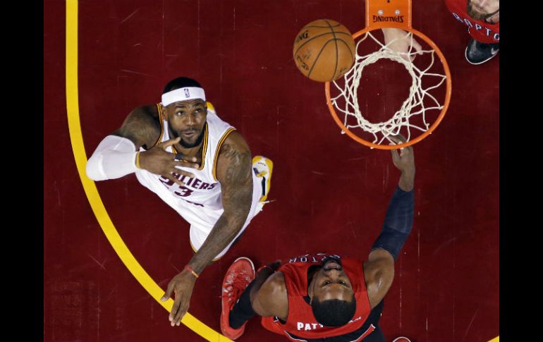 LeBron James, de Cavaliers de Cleveland, dispara sobre la defensa de los Raptors de Toronto. AP / M. Duncan