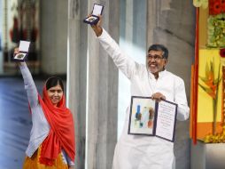 Malala de 17 años y Kailash, que no es reconocido en su propio país, con el premio entregado en Oslo. AFP / C. Poppe