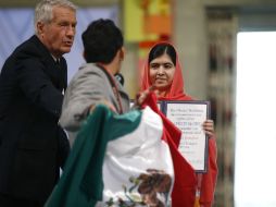 Un joven irrumpe en la ceremonia de entrega del Premio Nobel de la Paz, mostrando una bandera mexicana. AFP /