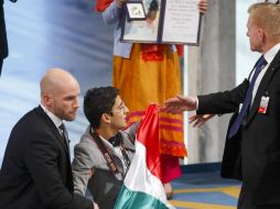 El hombre ondeó la bandera frente a la joven ganadora Malala Yousafzai. AFP / H. Junge