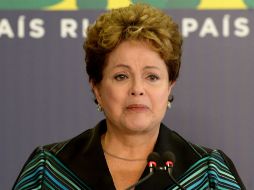 Rousseff, quien fue capturada y torturada en 1970, pierde la compostura durante la presentación del informe en Brasilia. AFP / E. Sa