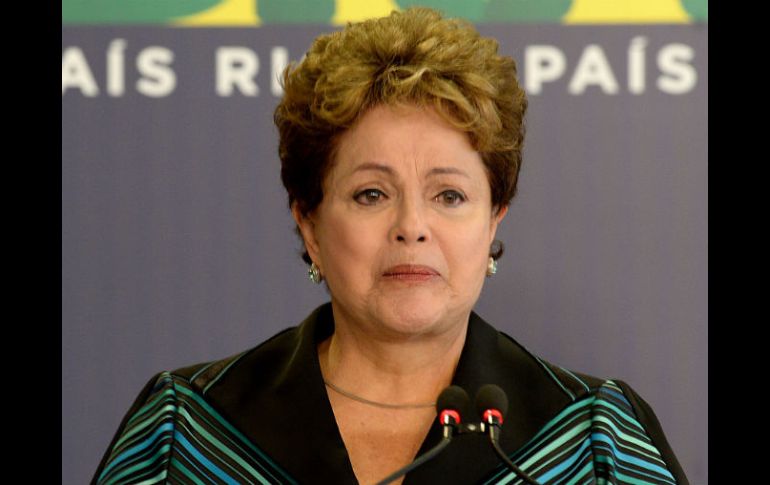 Rousseff, quien fue capturada y torturada en 1970, pierde la compostura durante la presentación del informe en Brasilia. AFP / E. Sa